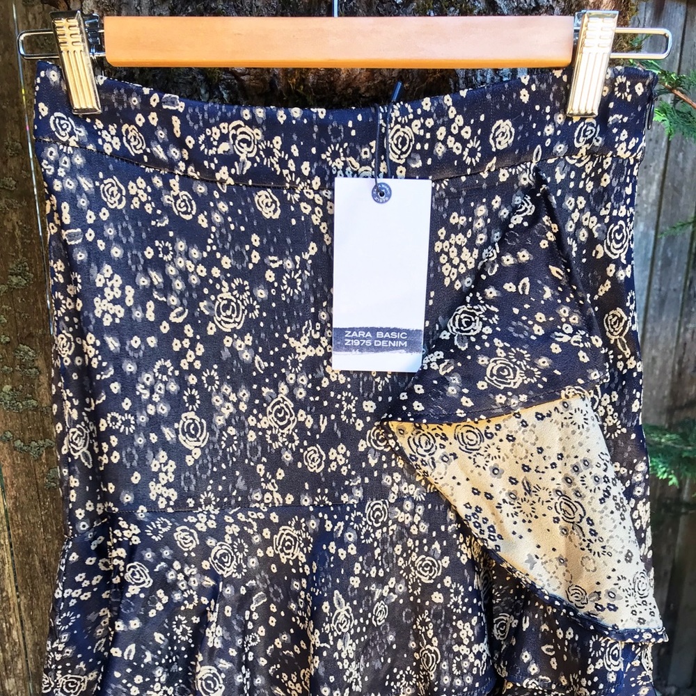 Zara ruffles mini skirt